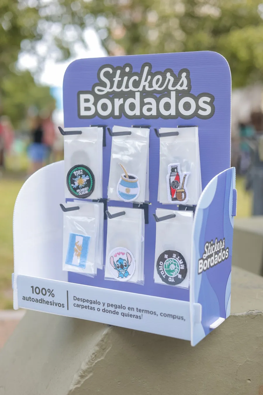 Exhibidor con bolsitas de stickers bordados colgadas