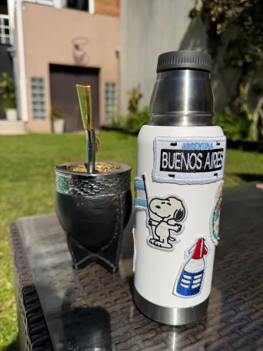 Termo blanco con stickers bordados