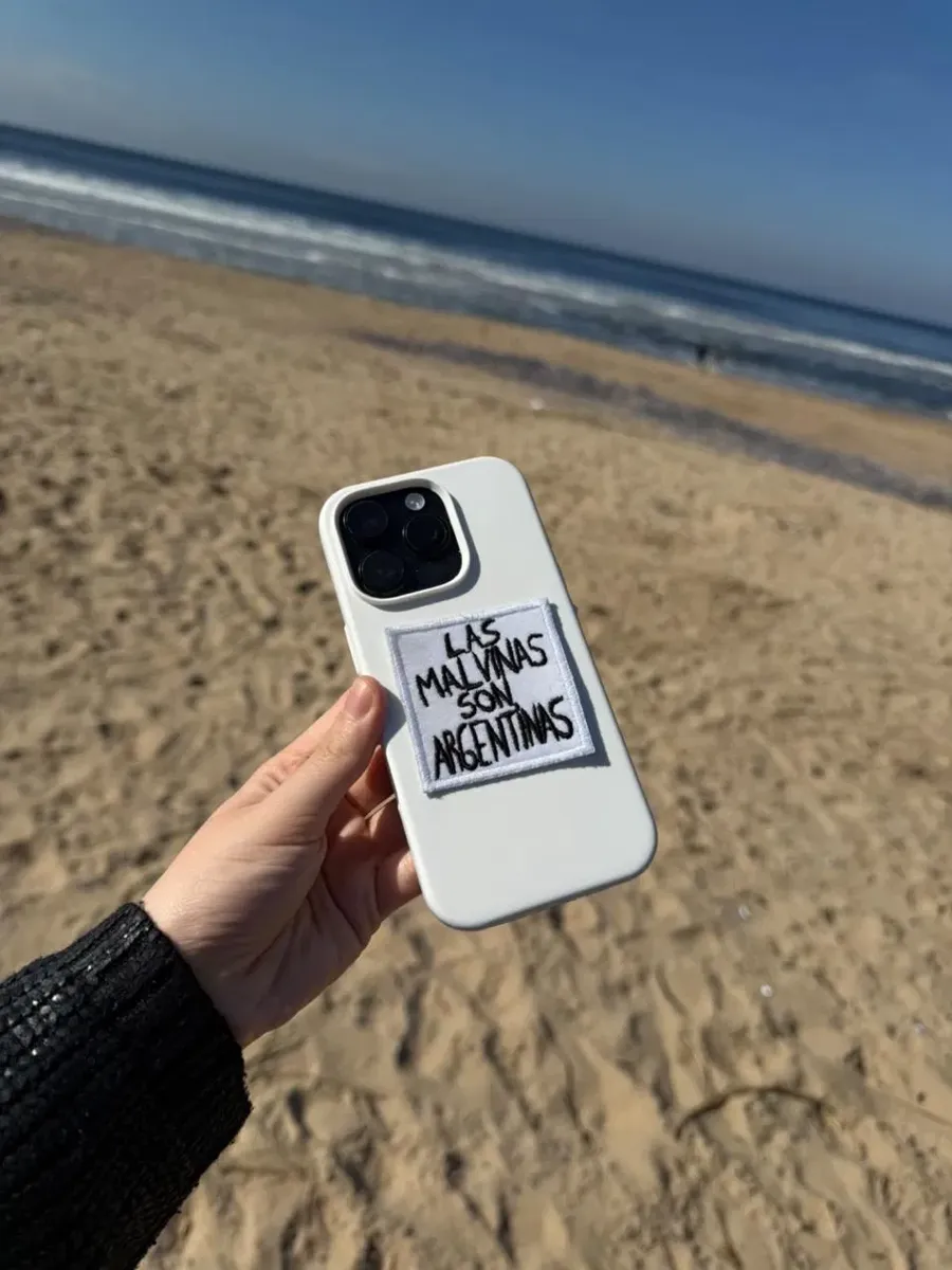 Funda de celular con sticker bordado