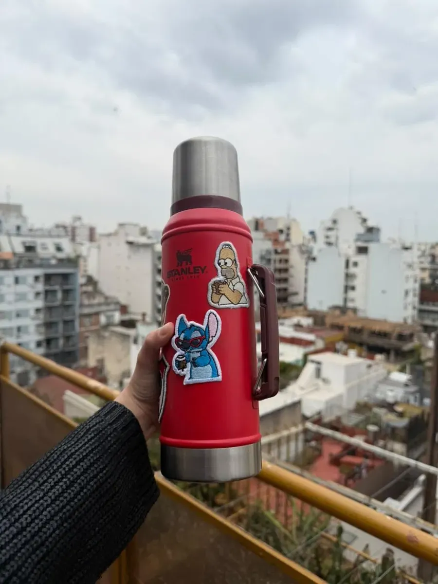 Termo rojo con stickers de personajes